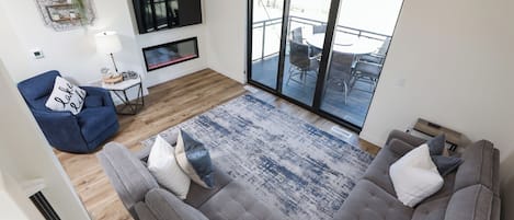 Smart TV, fireplace