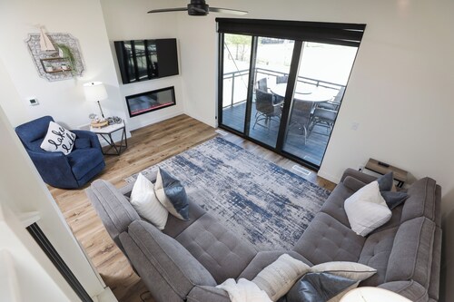 Walk to Arnolds Park, 10 beds, Pool
