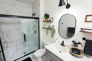 Shower, hair dryer, towels, soap - Walk to Arnolds Park, 10 beds, Pool (Arnolds Park)