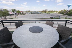 Outdoor dining - Walk to Arnolds Park, 10 beds, Pool (Arnolds Park)