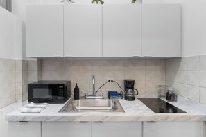 Fridge, microwave, stovetop, coffee/tea maker - La Placita Proximity with Beach & Nightlife (San Juan)