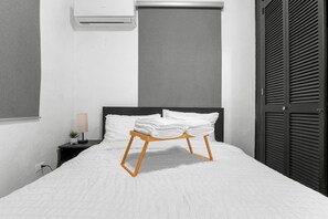2 bedrooms, WiFi, bed sheets - La Placita Beach & Nightlife at Your Doorstep (San Juan)