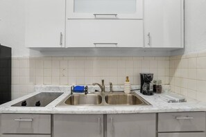 Fridge, microwave, stovetop, coffee/tea maker - La Placita Beach & Nightlife at Your Doorstep (San Juan)