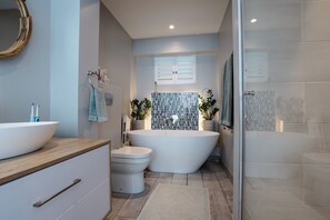 Dusche, Haartrockner, Handtücher, Seife