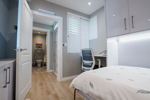 3 bedrooms, iron/ironing board, WiFi, bed sheets - Modern Beachfront 3-bedroom apartment, mini gym, gas bbq, indoor fireplace. (Cape Town)