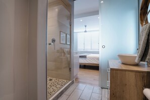 Shower, hair dryer, towels, soap - Modern Beachfront 3-bedroom apartment, mini gym, gas bbq, indoor fireplace. (Cape Town)