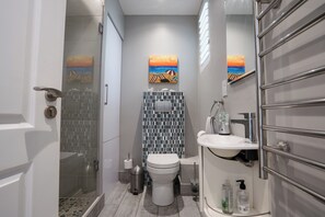 Dusche, Haartrockner, Handtücher, Seife