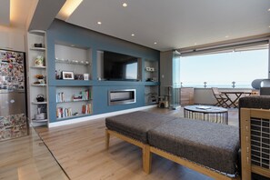 Living area - Modern Beachfront 3-bedroom apartment, mini gym, gas bbq, indoor fireplace. (Cape Town)