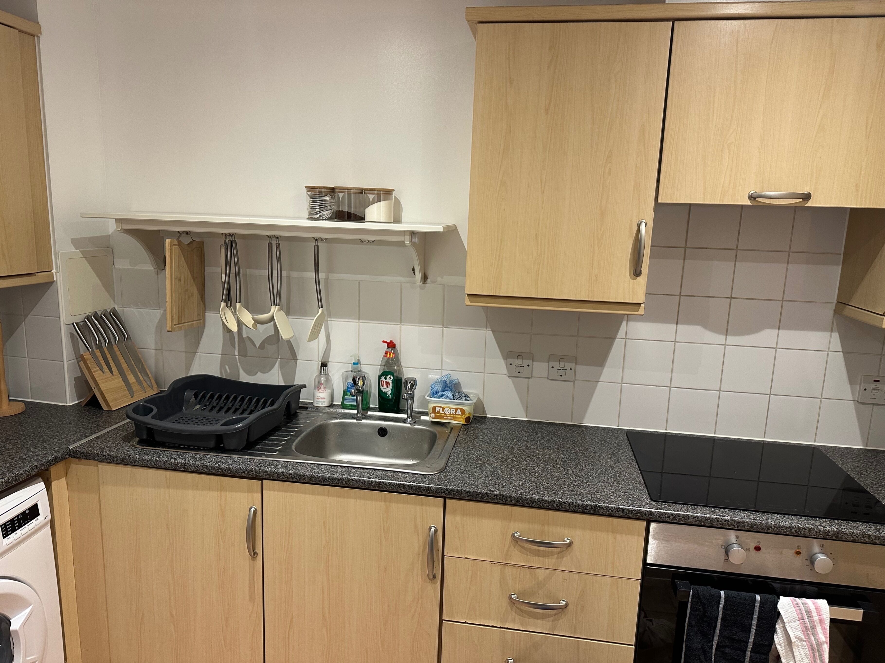 冷蔵庫、電子レンジ、オーブン、コンロ