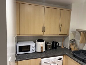 Kylskåp, mikrovågsugn, ugn och spishäll