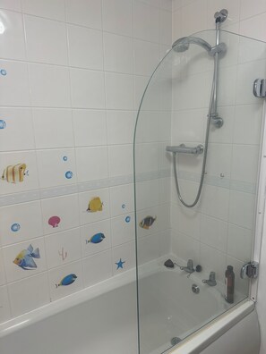 Shower, towels - Staying With Ganmos Place (Bracknell)
