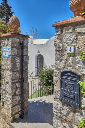 Exterior detail - Exclusive Villa with Caprese architecture recently renovated. (Capri)