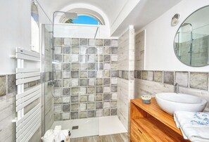 Hair dryer, bidet, towels, soap - Exclusive Villa with Caprese architecture recently renovated. (Capri)