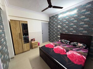 Tabla de planchar con plancha, wifi y ropa de cama 