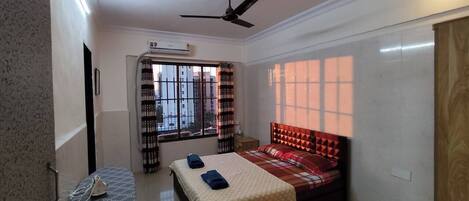 Tabla de planchar con plancha, wifi y ropa de cama