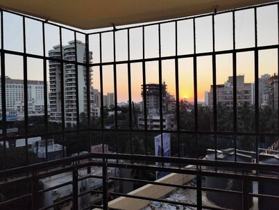Stylish 2BHK near Lokhandwala, Kokilaben & NESCO