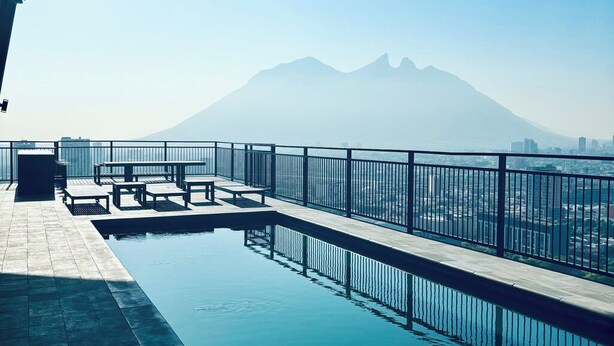 A rooftop pool with a view of a mountain and cityscape. - Travel VIP Lounge Themed. Private Parking (Monterrey)