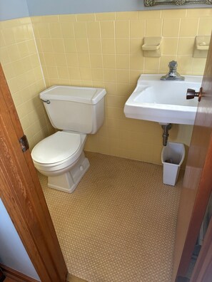 Towels, soap, toilet paper - Kansas City World Cup Rental - PRICED RIGHT (Platte City)