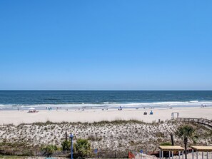 On the beach - Direct Ocean Views | Sleeps 12 | Private Balcony | Steps to the Sand (Tybee Island)