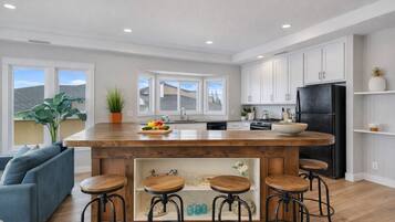 Refrigerador, microondas, horno y parrilla de estufa