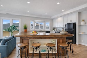 Frigorífico, microondas, horno y placa de cocina