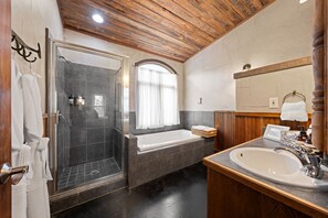 Dusche, Haartrockner, Handtücher, Shampoo