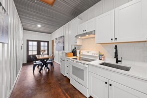 Fridge, microwave, oven, stovetop - Cross Mt Retreat - Hot Tub & 2 Private Suites (Fredericksburg)