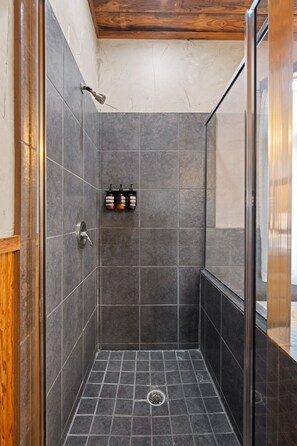 Dusche, Haartrockner, Handtücher, Shampoo