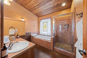Dusche, Haartrockner, Handtücher, Shampoo