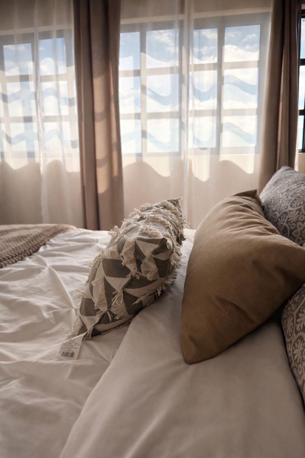 Desk, iron/ironing board, WiFi, bed sheets