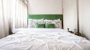 Escritorio, tabla de planchar con plancha, wifi y ropa de cama