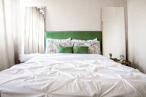 Escritorio, tabla de planchar con plancha, wifi y ropa de cama