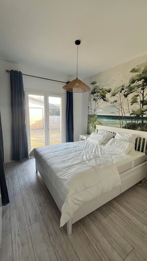 4 bedrooms, travel cot