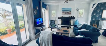 Large villa with a marine atmosphere, 20 minutes from beaches and lakes! Ideal for families