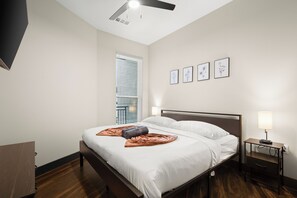 Tabla de planchar con plancha, internet y ropa de cama 
