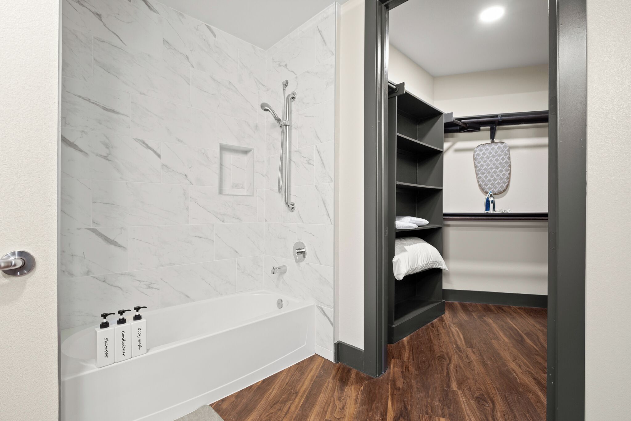Serviettes fournies, savon, papier toilette
