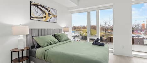 Tabla de planchar con plancha, wifi y ropa de cama