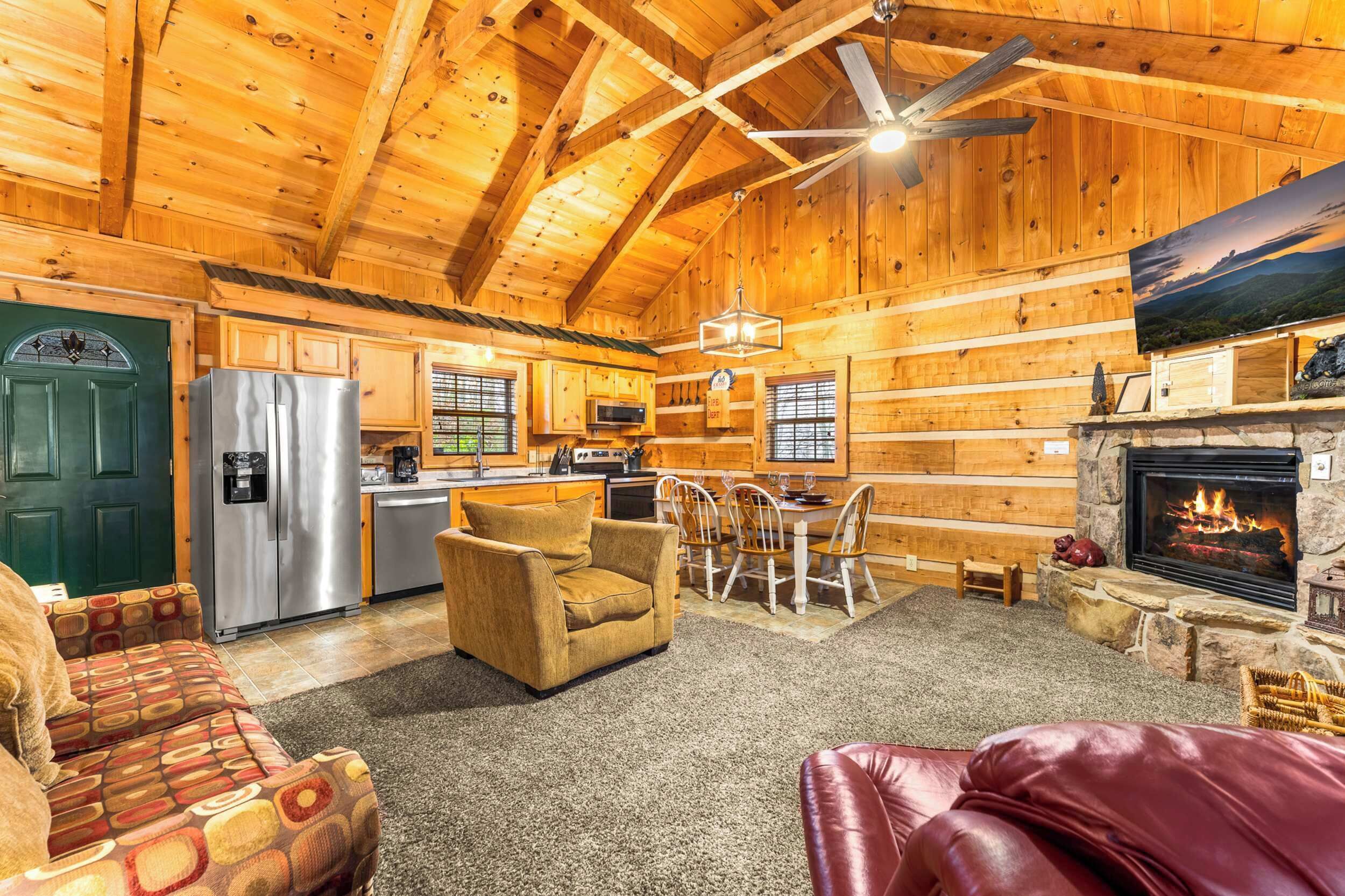 Ein gemütliches Blockhaus-Interieur mit Essbereich, Küche und Kamin.