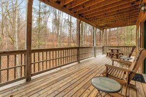 Outdoor dining - Cabin for 6 w Hot Tub & Game Room (Gatlinburg)
