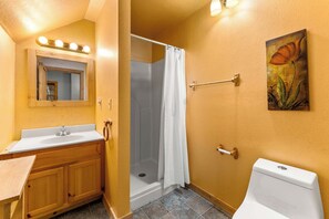 Shower, hair dryer, towels, shampoo - Cabin for 6 w Hot Tub & Game Room (Gatlinburg)