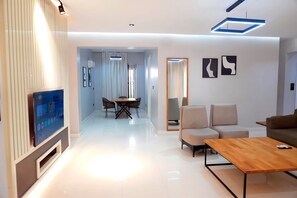 Lyxlägenhet - utsikt mot poolen | Vardagsrum