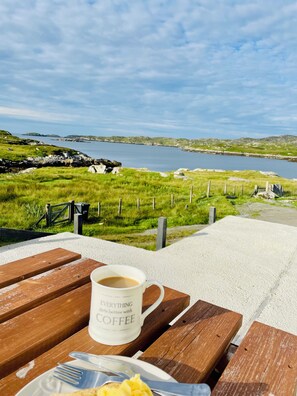 Outdoor dining - Peaceful family croft house with sea views (Isle of Harris)