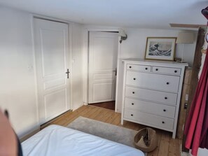 4 室のベッドルーム、アイロン / アイロン台、旅行用ベビーベッド