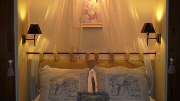 7 soverom, reiseseng for barn, internettilgang og sengetĂžy