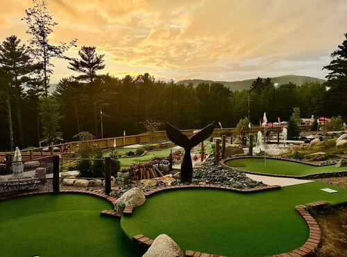 Acadia Basecamp, sleeps 6; NEW 34' RV, TV, AC great location in Southwest Harbor