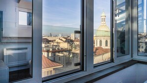 A view from a window overlooking a cityscape with a prominent dome structure. - Italianway Comfort - Torino 57 B (Milano)