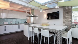 Réfrigérateur, micro-ondes, plaque de cuisson, lave-vaisselle