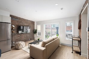 Deluxe Apartment, City View | Living area - The Griffin (Montréal)