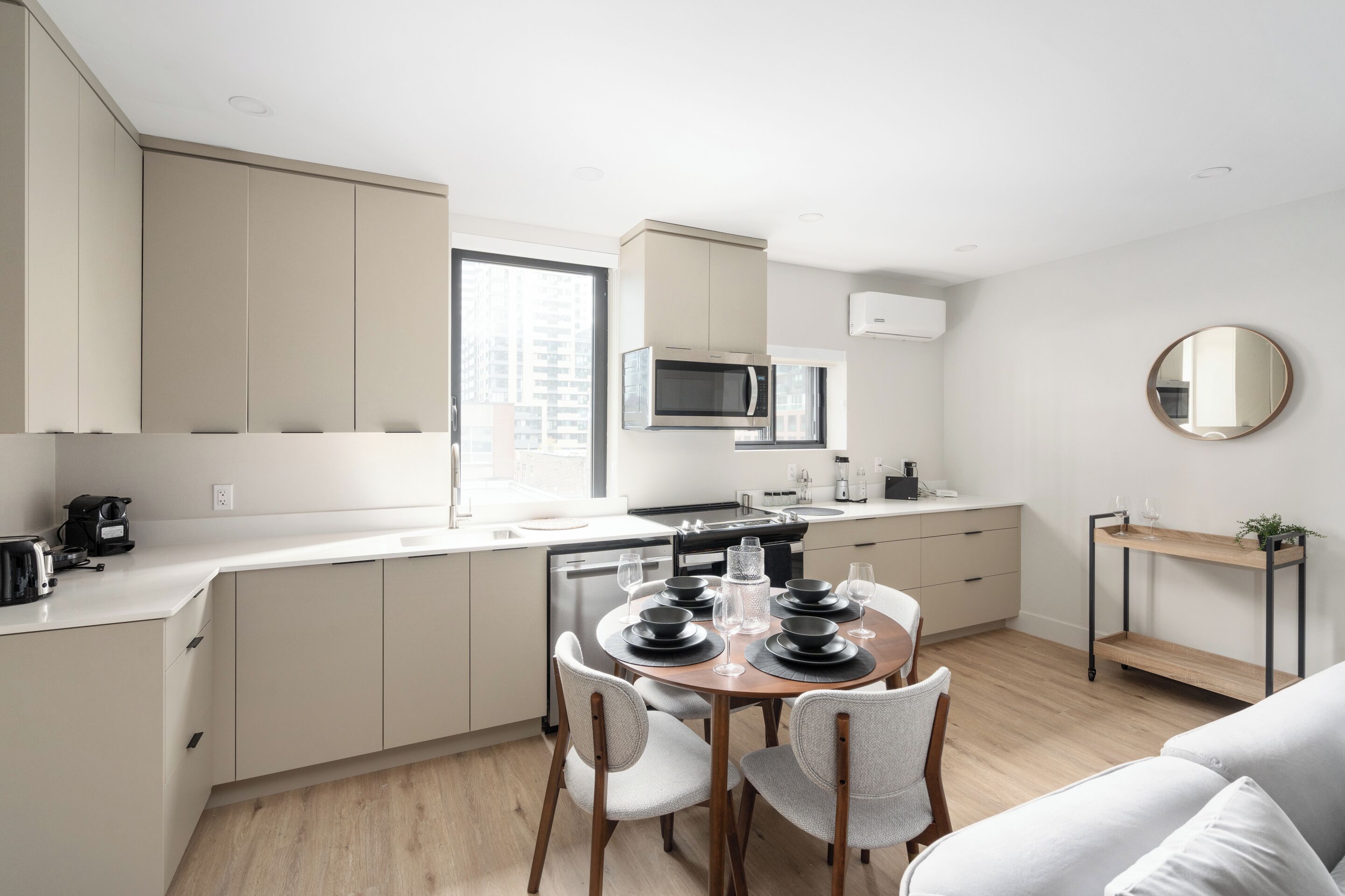 Una cocina moderna con comedor, electrodomésticos integrados y un diseño minimalista.