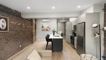 Deluxe Apartment, City View | Living area